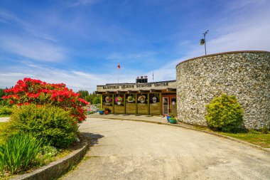 Vancouver Adası 'nın batı kıyısındaki Bamfield Deniz Bilimleri Merkezi' nin ön girişi.