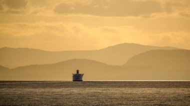 Gün batımına doğru Vancouver Adası 'na giden yolcu feribotu.