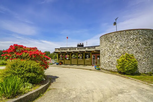 Vancouver Adası 'nın batı kıyısındaki Bamfield Deniz Bilimleri Merkezi' nin ön girişi.