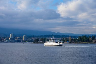 Nanaimo, BC, Kanada 23 Şubat 2024: BC Ferries gemisi MV Island Kwigwis yolcu feribotu Gabriola Adası 'ndan Nanaimo Limanı' na gidiyor..