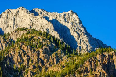 Kananaskis Bölgesi, Alberta 'daki Gap Dağı' nın sivri kireçtaşı zirvesi.