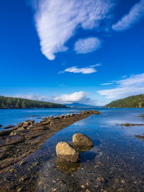 Gabriola ve Mudge Adaları arasındaki Northumberland Kanalı, False Narrows yakınlarında.