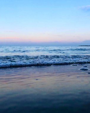 Güneşin doğuşuyla güzel bir sahil