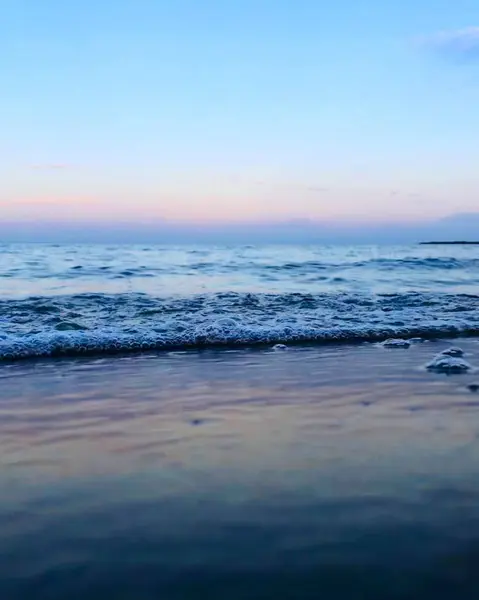 Güneşin doğuşuyla güzel bir sahil