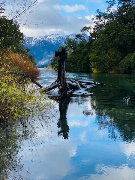 Dağlardaki güzel göl
