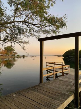 Göl kıyısındaki güvertede öğleden sonra
