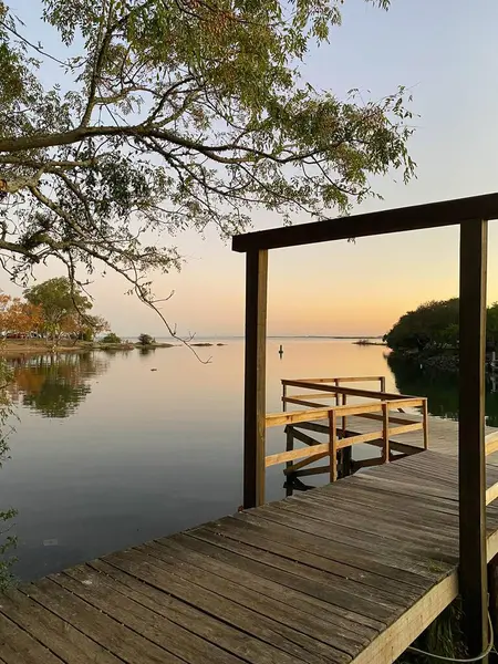 Göl kıyısındaki güvertede öğleden sonra