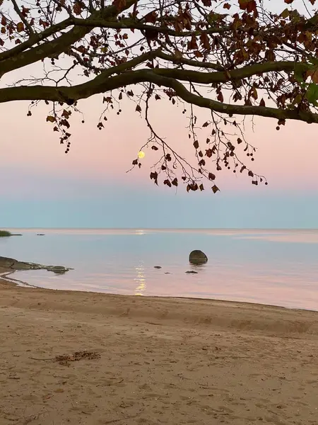 Sonbahar öğleden sonra, dolunay göle yansıyor. 