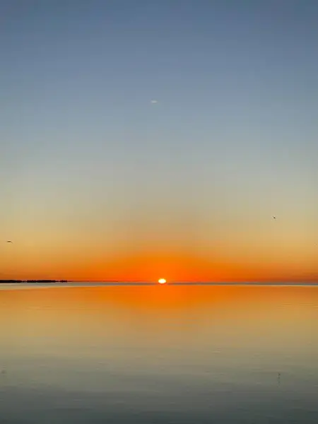 Güneşli şafak yansıyor yansıyan gölde