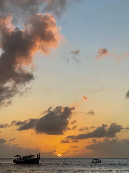 Okyanusta alacakaranlıkta tekneler