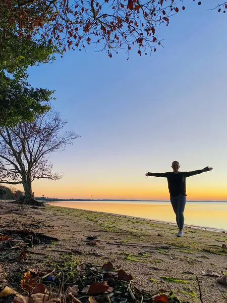 Sabahın köründe gölette mutlu bir kadın