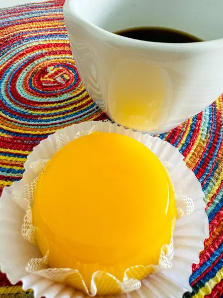 Quindim yumurtalı tatlı ve kahve.