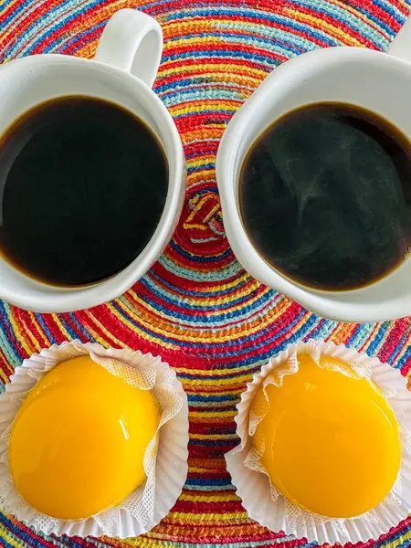 Quindim yumurtalı tatlı ve kahve.