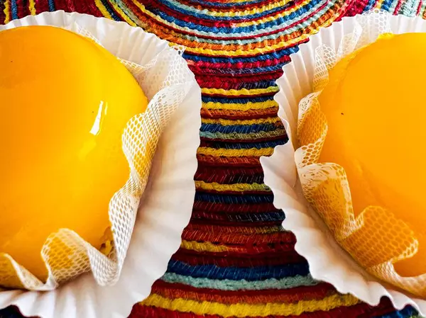 Quindim adında Brezilya yumurtası tatlısı.