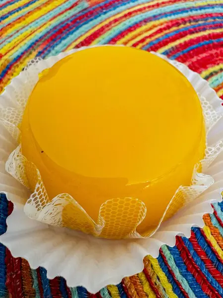 Quindim adında Brezilya yumurtası tatlısı.