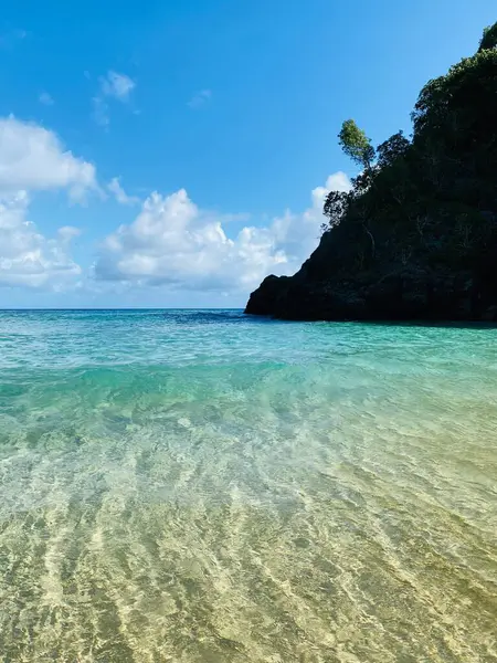 Sahilde kristal berrak sularla el salla 