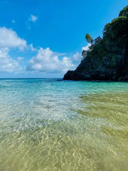 Kristal berraklığında dalgaları olmayan kumsal