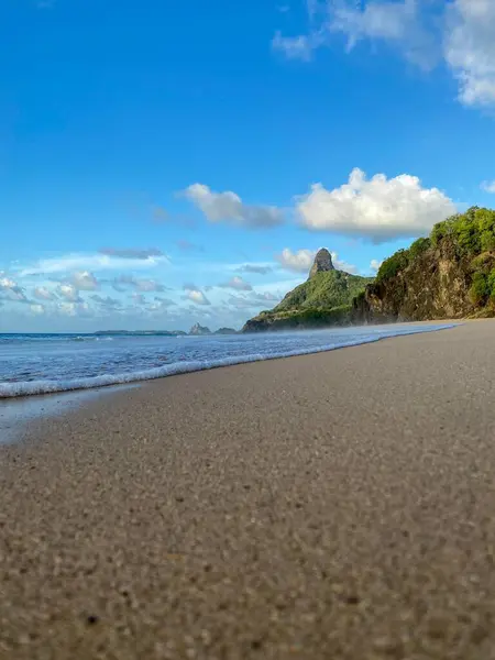 Sahilde uçurum var.