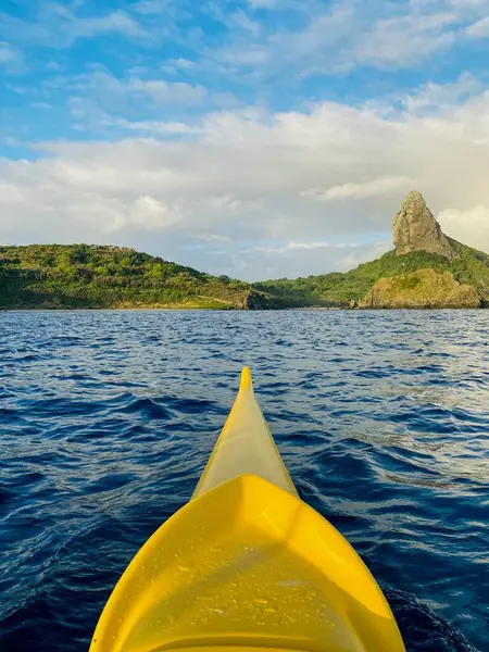 Denizde sarı Hawaii kanosu