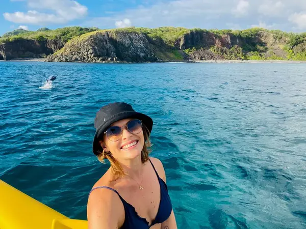 Sarı kanodaki mutlu kadın ve yunus.