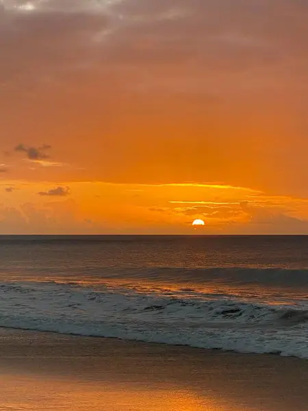 Denizde gün batımı dalgalarla