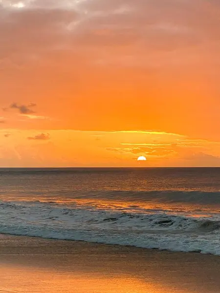 Denizde gün batımı dalgalarla
