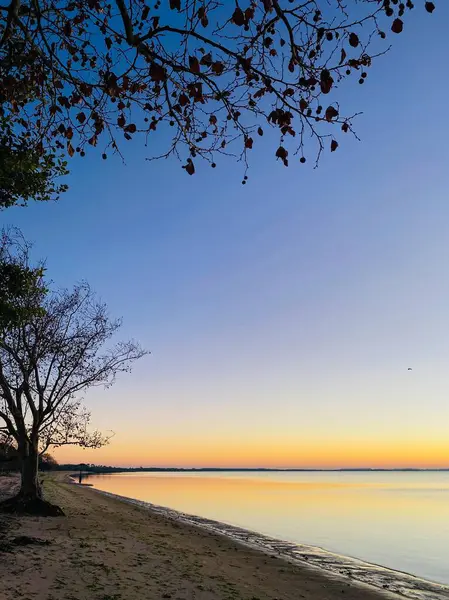 Gölde renkli sonbahar gündoğumu