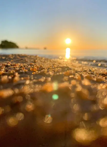 Şafak, denize ve kuma yansıdı.