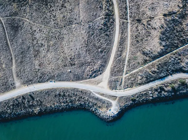 Kaliforniya Berkeley 'deki Cesar Chavez Parkı' nın tepeden aşağı insansız hava aracı görüntüsü..