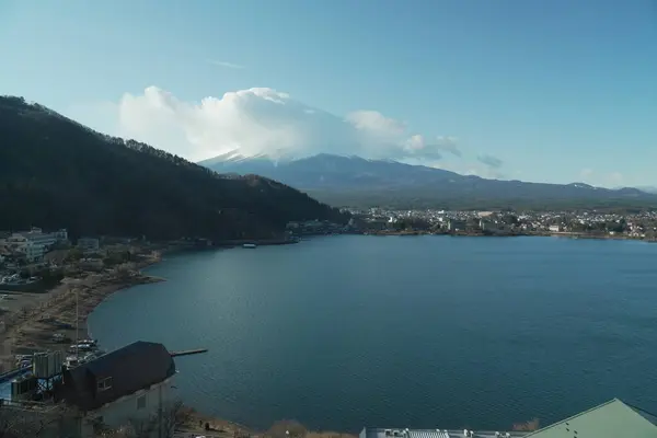 Kawaguchi 'ye Bakan Pencere Tarafından Çerçevelenmiş Fuji Dağı Sessiz Görünümü.