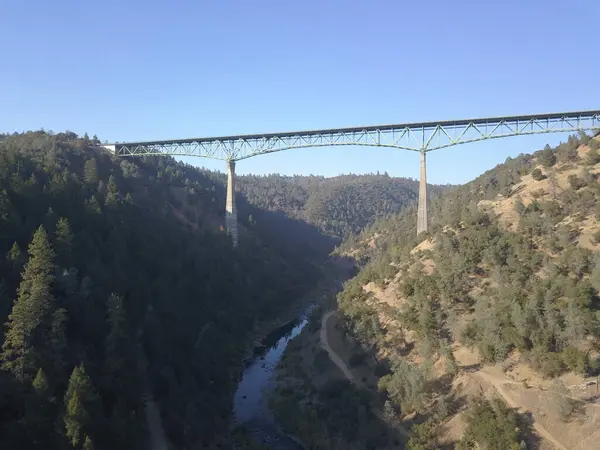 Placer County, Kaliforniya 'daki Foresthill Köprüsü' nün nefes kesici hava manzarası yemyeşil vadinin üzerinde yükseliyor, yüksek çelik yapısı ve doğal manzarasını gösteriyor.. 