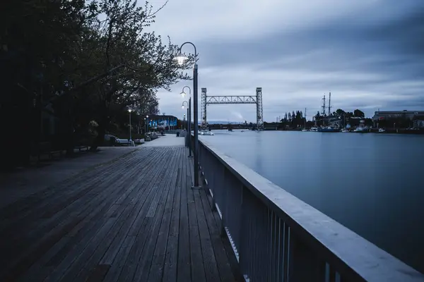 Arka planda Miller Sweeney Köprüsü manzaralı Oakland California 'da kamusal alan manzarası.