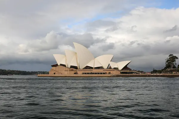 Sidney Avustralya 'daki Sydney Opera Evi' nin liman manzarası.