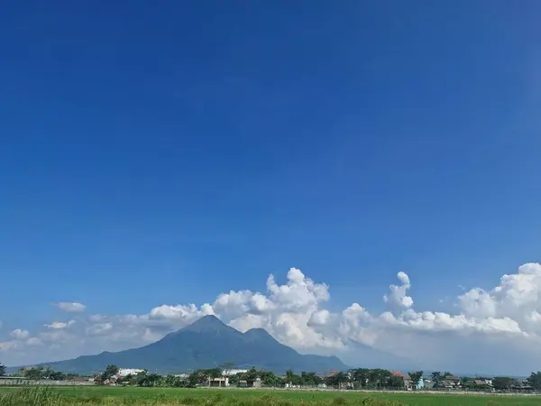 çok parlak mavi gökyüzü ve küçük beyaz bulutlar 