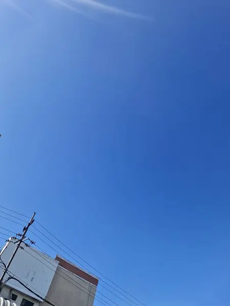 çok parlak mavi gökyüzü ve küçük beyaz bulutlar 