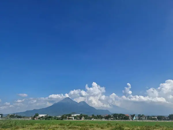 çok parlak mavi gökyüzü ve küçük beyaz bulutlar 