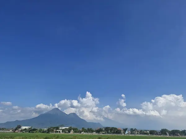 çok parlak mavi gökyüzü ve küçük beyaz bulutlar 
