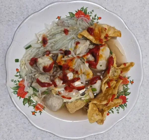 Baharatlı soslu bir tabak köfte. 