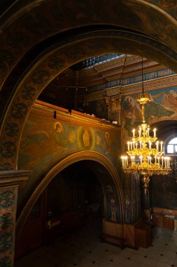 2022.03.22 Vinnytsia, UA. Dekoratif duvarları ve pencerelerinden içeri güneş ışığı akan katedralin içi..