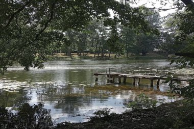 Nehir dağların arasından sessizce akar..