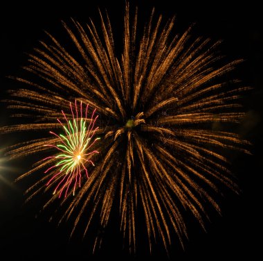 Geceleri renkli havai fişekler