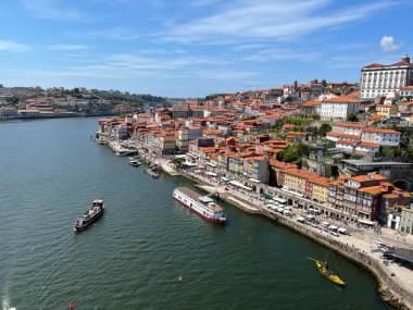 Klasik Avrupa mimarisine sahip Panorama Nehri şehir manzarası