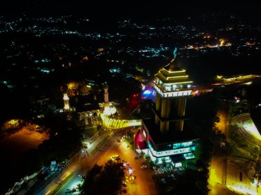 Yüksek binalar, köprüler ve camiler gece bir yerde hava fotoğraflarıyla çekiliyor.
