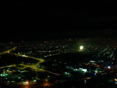 Geceleri şehrin ışıkları farklı renklerde.