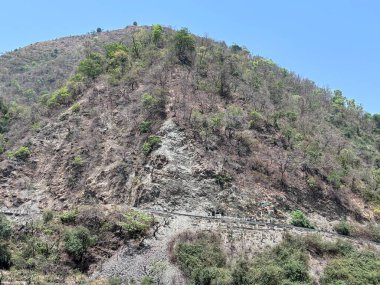 Dağlarda dağları olan güzel bir manzara.