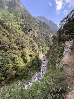 Sabahleyin dağların manzarası