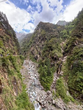 Dağları olan güzel bir dağ manzarası, seyahat