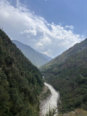 Dağlı ve bulutlu güzel bir manzara.