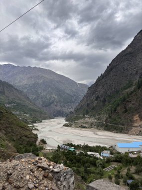 Dağları ve bulutları olan güzel bir manzara
