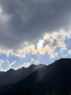 Dağları ve bulutları olan güzel bir manzara